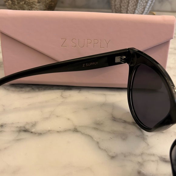 Z Supply Sunglasses - Picture 3 of 4